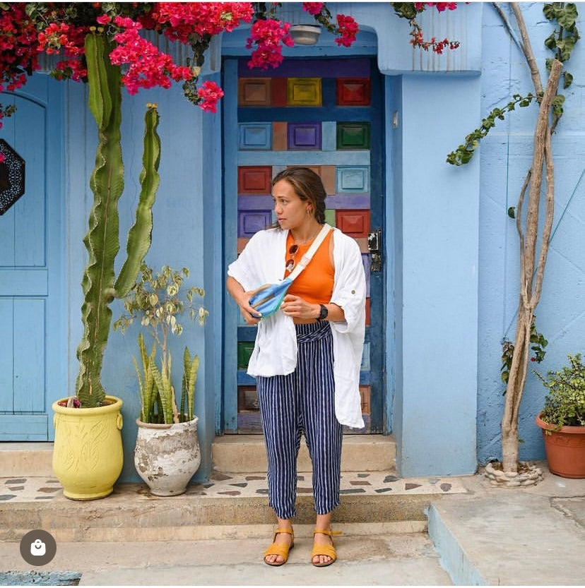 mujer en Marruecos con la riñonera Tossa