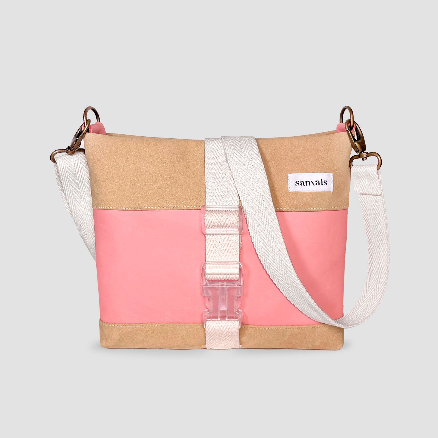 Vista frontal bolso de piel de vacuno, la parte media de color rosa chicle, las franjas superior y inferior de antelina color crudo, cierre transparente tipo mochila, asas de algodón