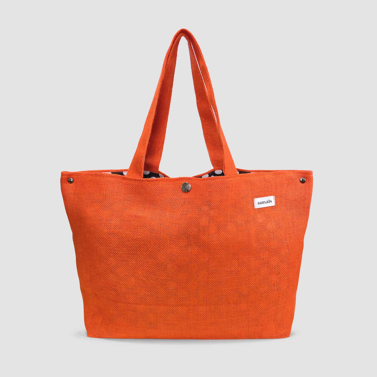 vista de frente, cierre con remache, yute color naranja. bolso sobrio y alegre