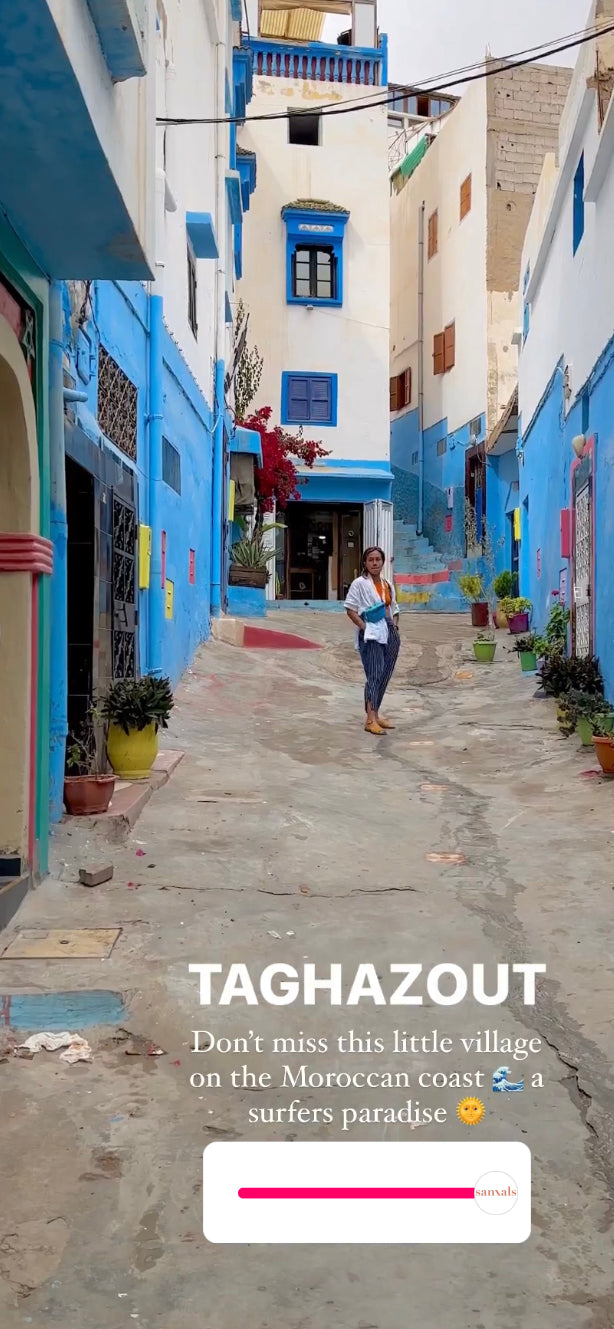 mujer en Taghazout con riñonera Tossa