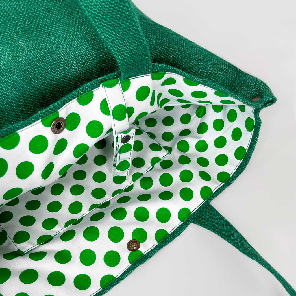 Detalle interior, lunares verdes fondo blanco, bolsillo interior,  cinta para colgar la llave