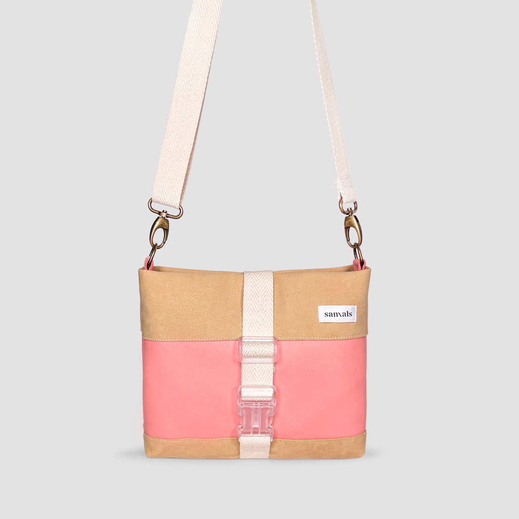 vista frontal. el tacto de este bolso es suave y agradable