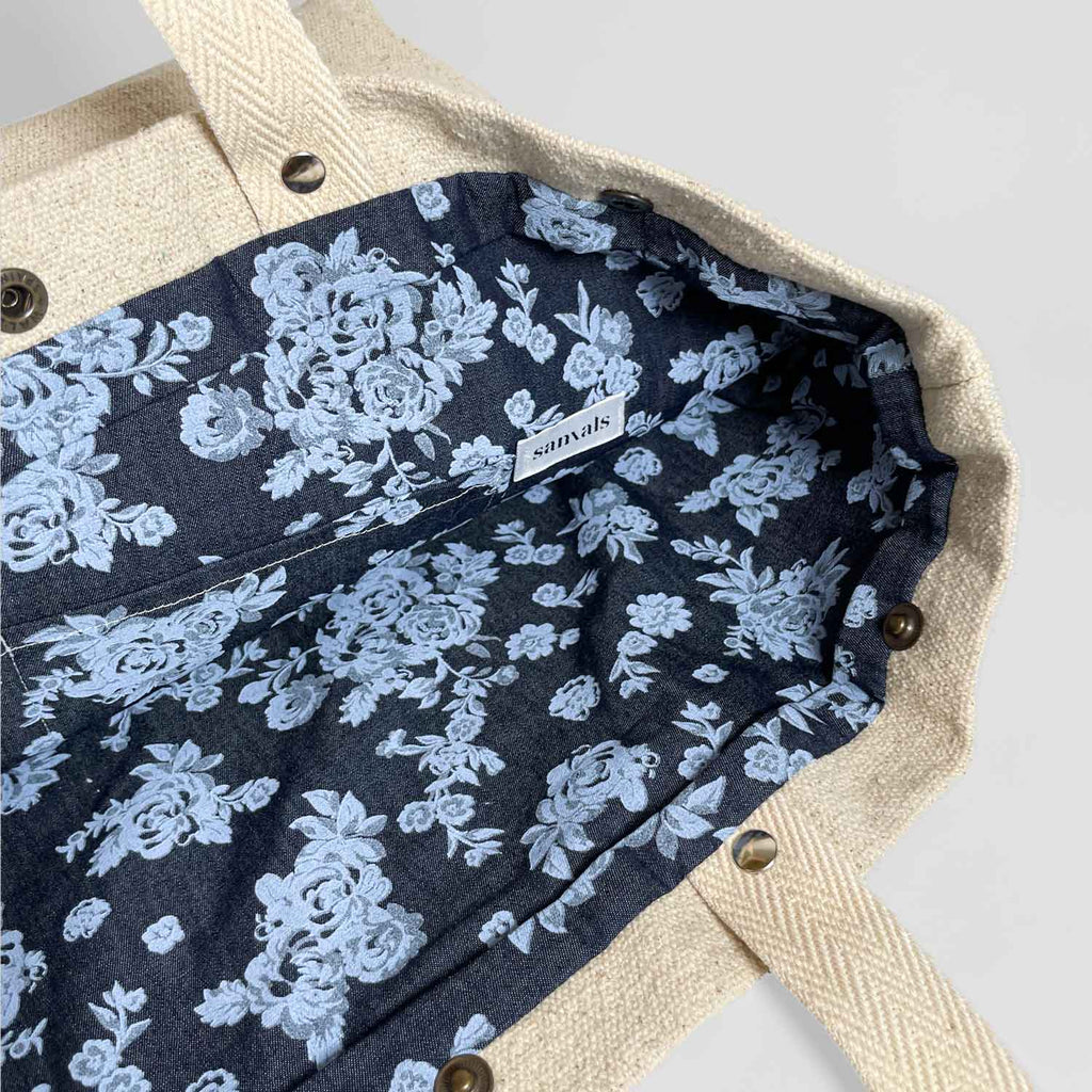 Vista interior estampado floral, fondo azul marino flores azul celeste, bolsillo interior