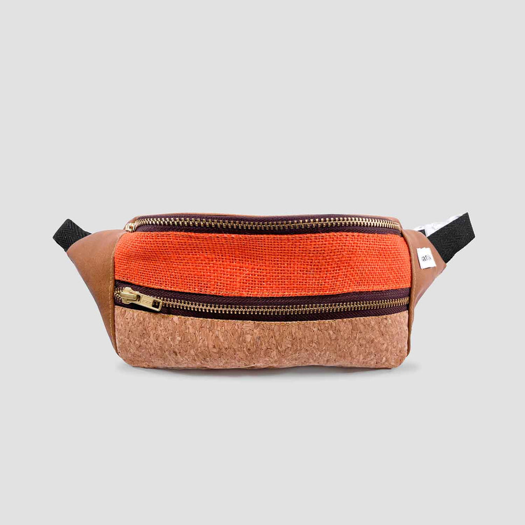 Vista frontal de Riñonera /Bandolera combinación de materiales yute naranja y corcho los laterales con imitación piel de color marrón. Dos cremalleras de alta calidad IKK