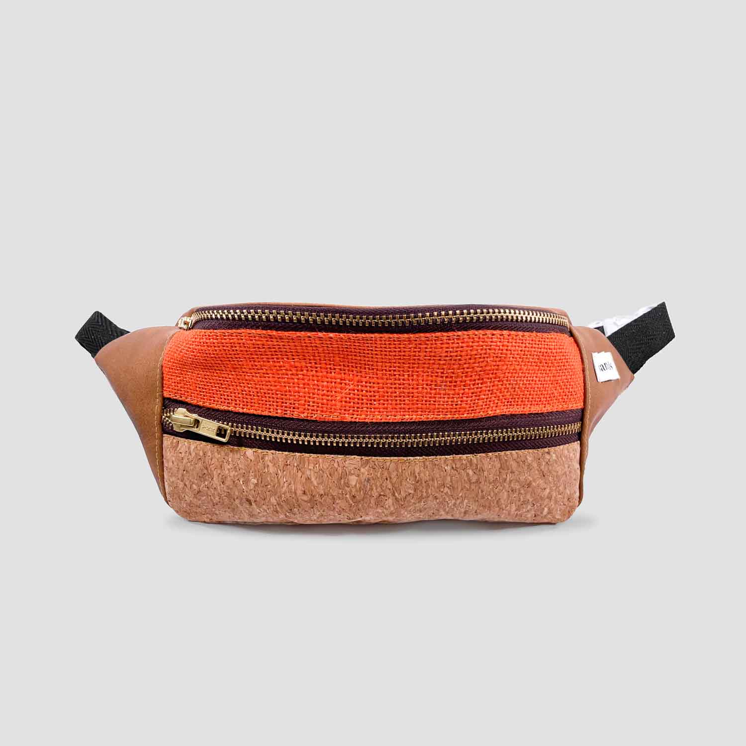 Vista frontal de Riñonera /Bandolera combinación de materiales yute naranja y corcho los laterales con imitación piel de color marrón. Dos cremalleras de alta calidad IKK