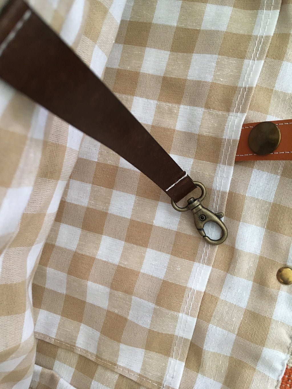 detalle de la cinta de cuero con mosquetón