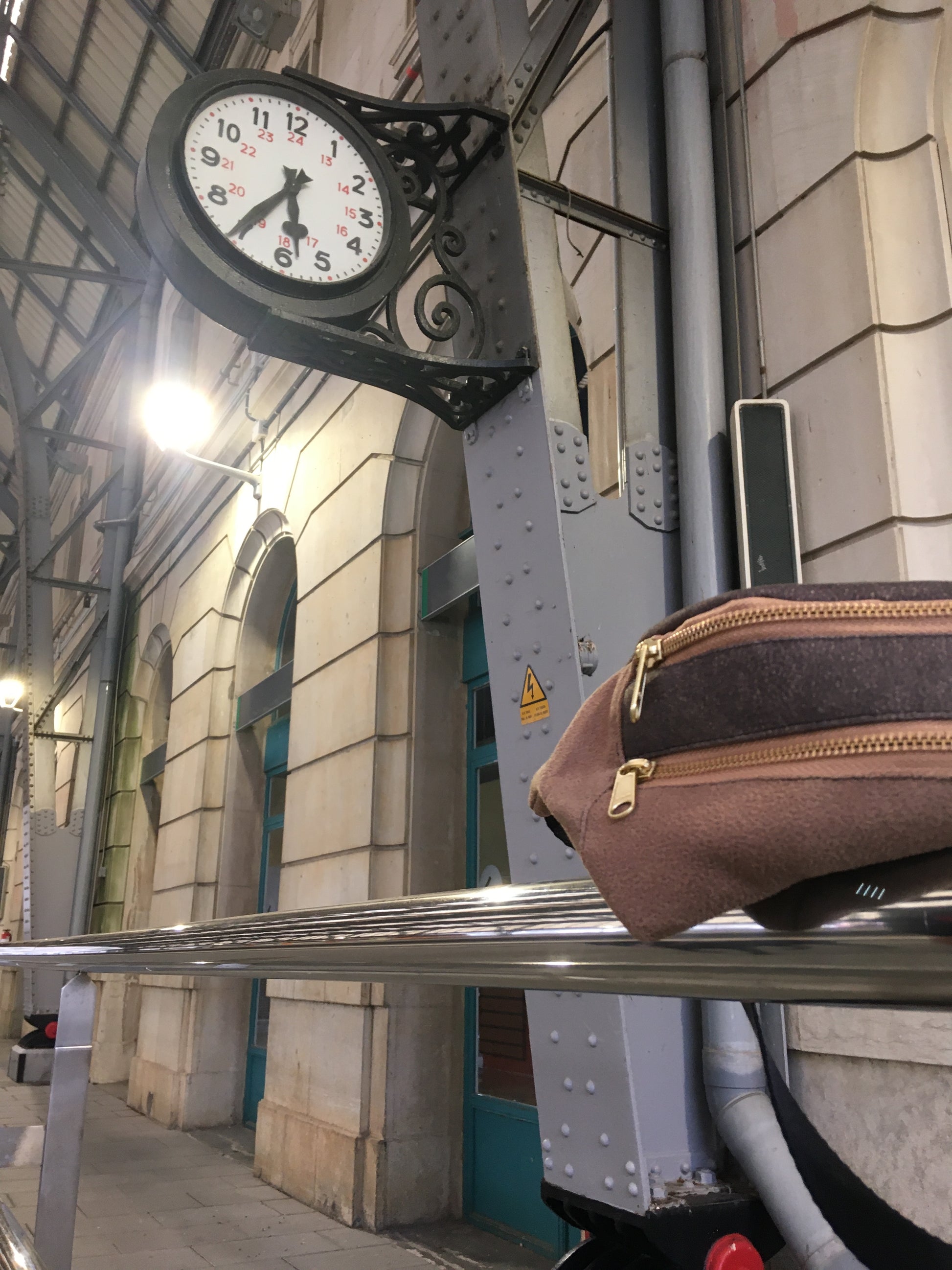 llévame contigo, en la estación de tren esperas hacer un largo viaje, con lo imprescindible