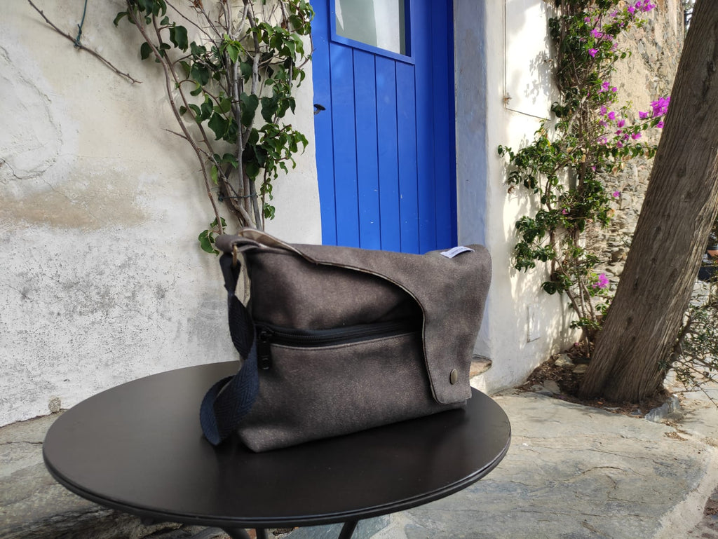 Cross bag post